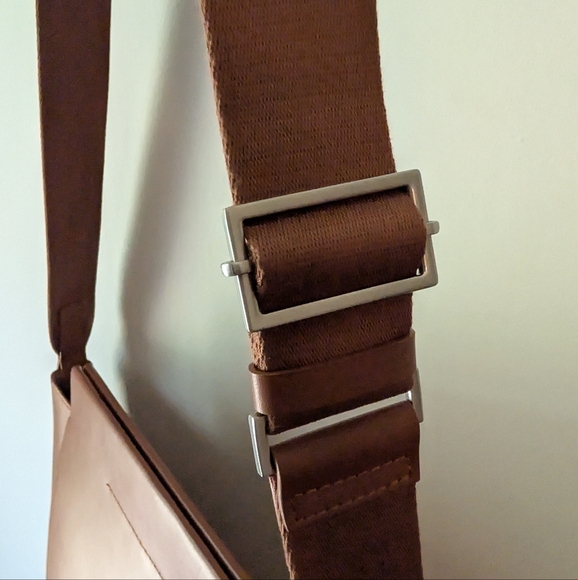 Everlane The Form Bag In Cognac - Picture 9 of 14